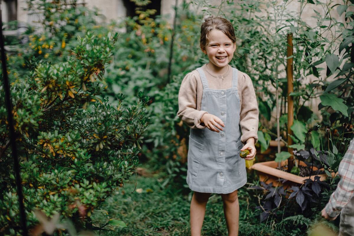 Jugar al aire libre, en plazas, jardines o patios, es la mejor forma de que los chicos adquieran conciencia ambiental y sensibilidad hacia la naturaleza.
