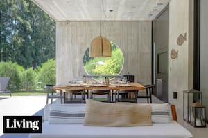 Una casa brutalista expone la vida diaria a la naturaleza pero resguarda de la vista de los vecinos