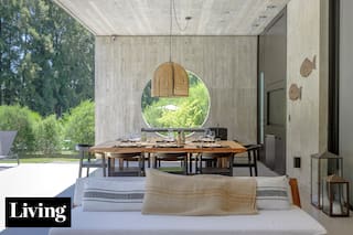 una casa brutalista expone la vida diaria a la naturaleza pero resguarda de la vista de los vecinos