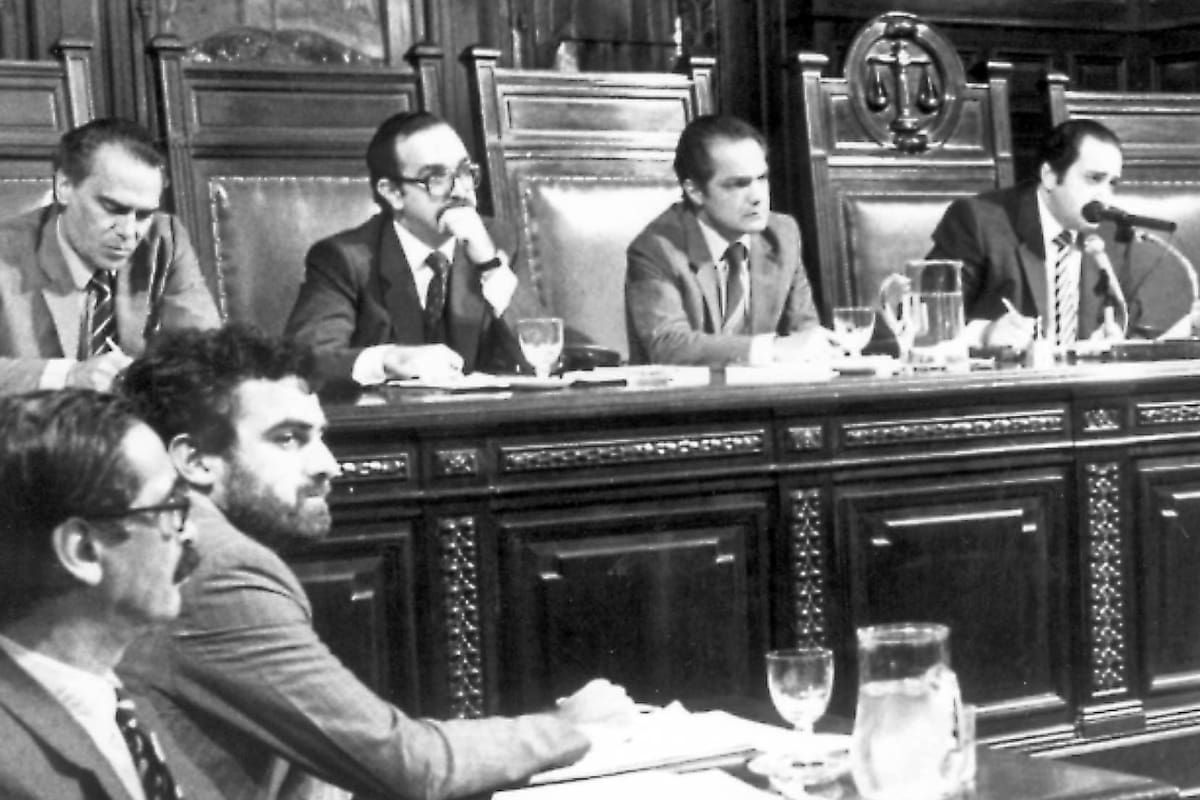 Nunca más. La primera audiencia oral del Juicio a las Juntas, el 22 de abril de 1985, durante el cual se enjuició a nueve militares de las tres armas que ejercieron el poder desde el golpe de marzo de 1976; en primer plano, el fiscal Strassera y el fiscal adjunto Moreno Ocampo