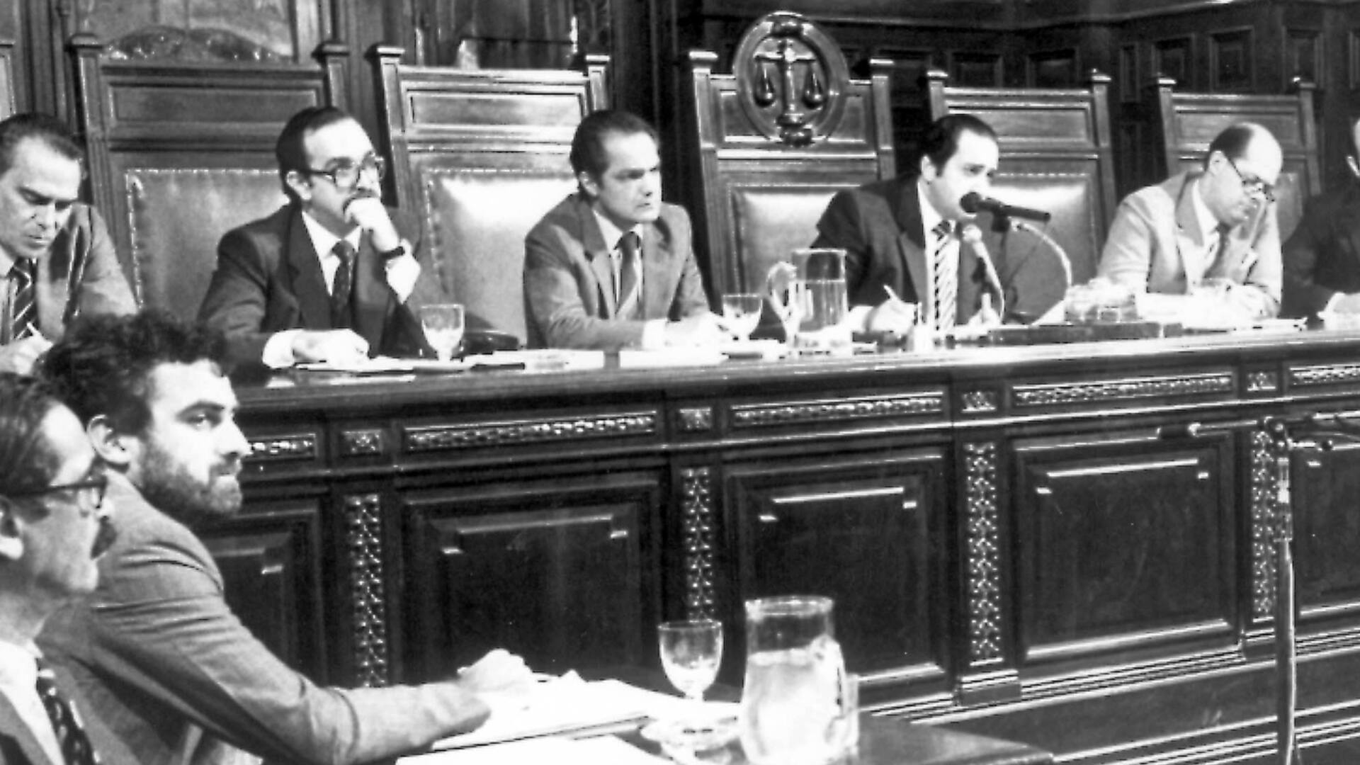 Nunca más. La primera audiencia oral del Juicio a las Juntas, el 22 de abril de 1985, durante el cual se enjuició a nueve militares de las tres armas que ejercieron el poder desde el golpe de marzo de 1976; en primer plano, el fiscal Strassera y el fiscal adjunto Moreno Ocampo