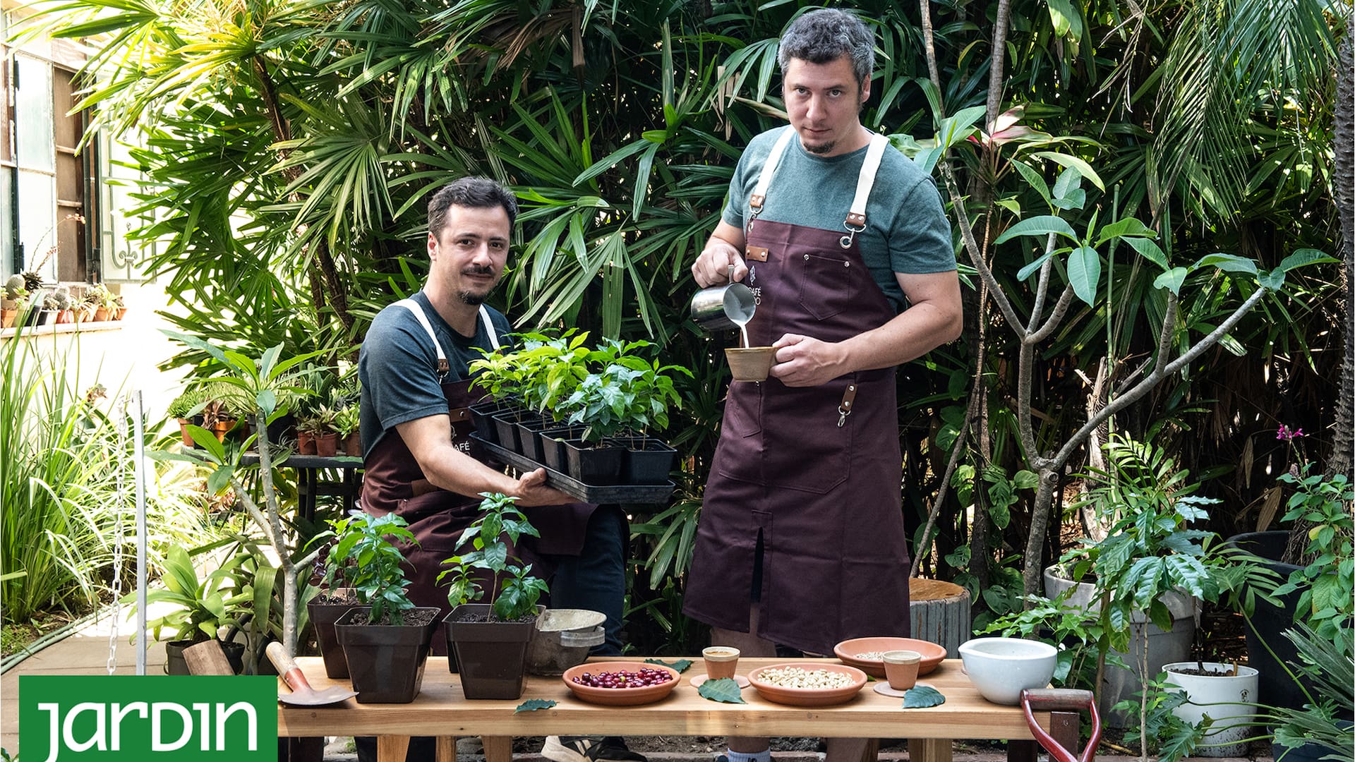 Un vivero porteño de tres hermanos hoy abre un bar que ofrece café producido de su propia planta
