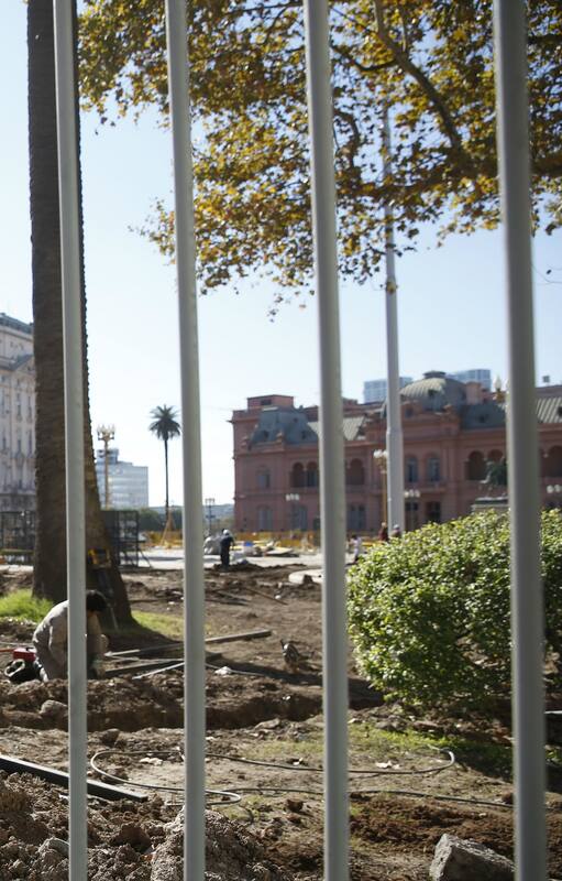 Colocan rejas permanentes en Plaza de Mayo, en lugar de las vallas provisorias