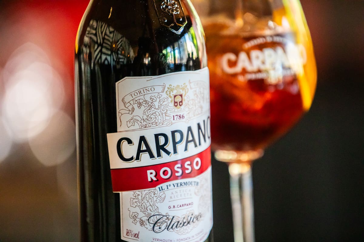 Empezó el verano: la receta para preparar un vermut perfecto para los días de calor