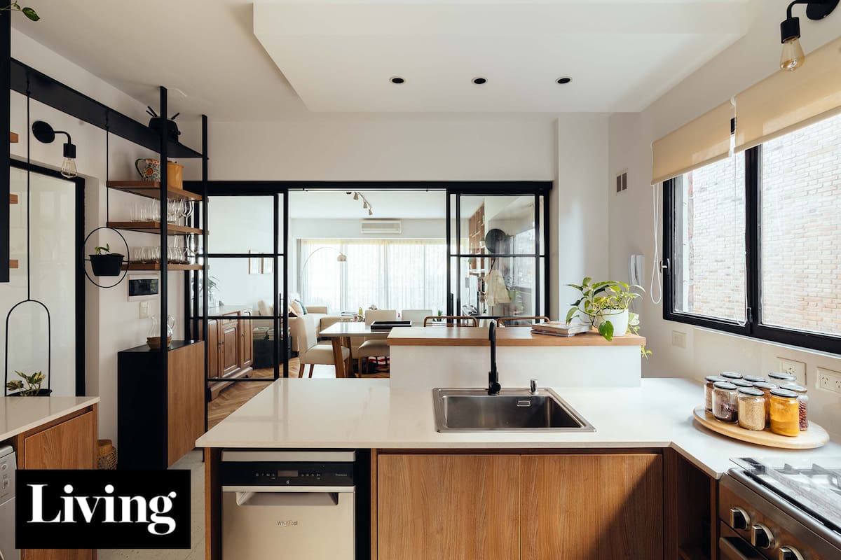 A nuevo. Cambiaron muros por paños vidriados para revitalizar la cocina y su vínculo con el departamento