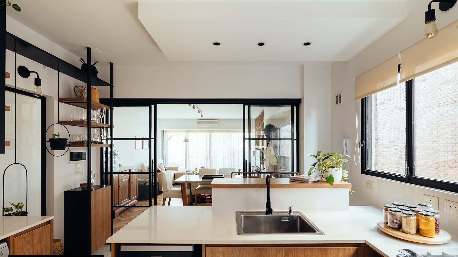 A nuevo. Cambiaron muros por paños vidriados para revitalizar la cocina y su vínculo con el departamento
