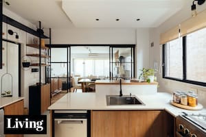 Cambiaron muros por paños vidriados para revitalizar la cocina y su vínculo con el departamento