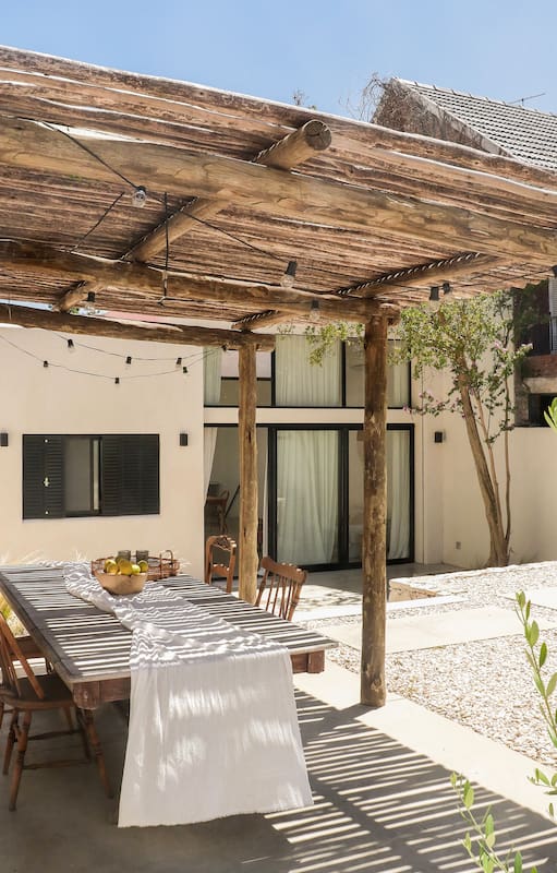 Heredaron una casa oscura y reformaron para convertirla en un auténtico sueño playero