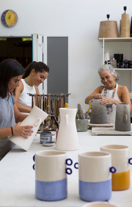 Visitamos la colorida casa y el taller de la gran ceramista Ángeles Castro Corbat