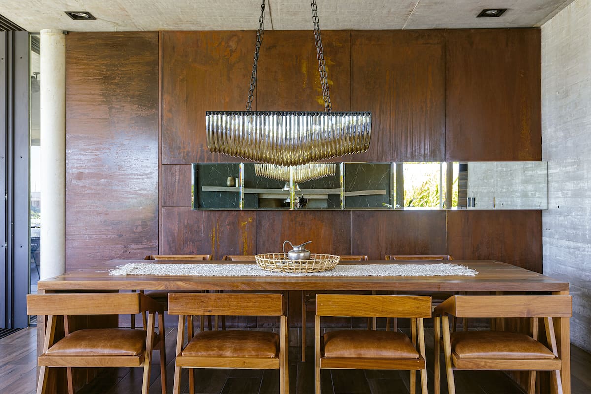 Un arquitecto aprovechó su propia casa para crear ambientes originales que compensan la frialdad del hormigón