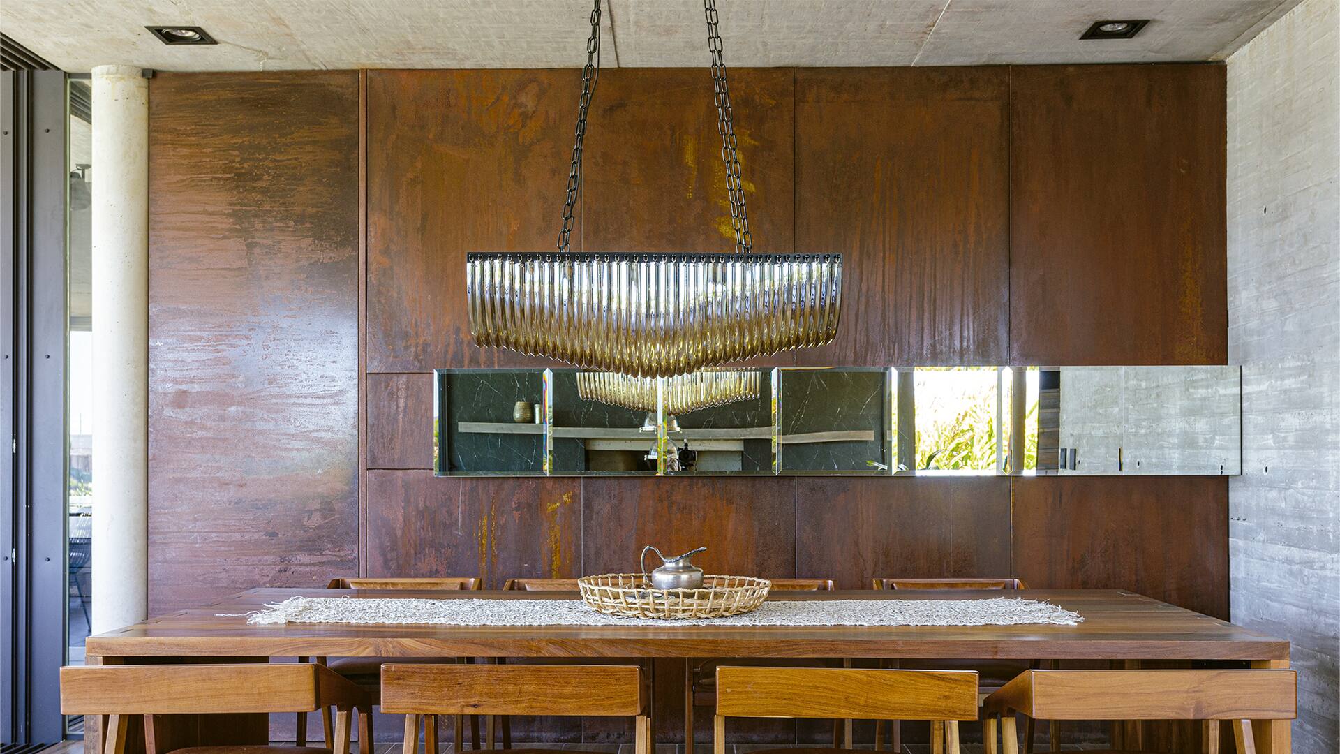 Un arquitecto aprovechó su propia casa para crear ambientes originales que compensan la frialdad del hormigón
