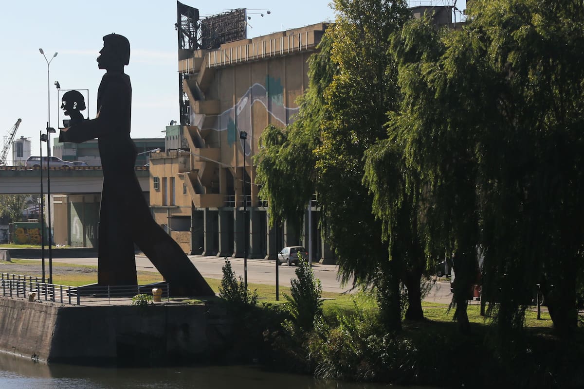 El Coloso, el oxidado gigante peronista que sostiene a Evita a orillas del Riachuelo