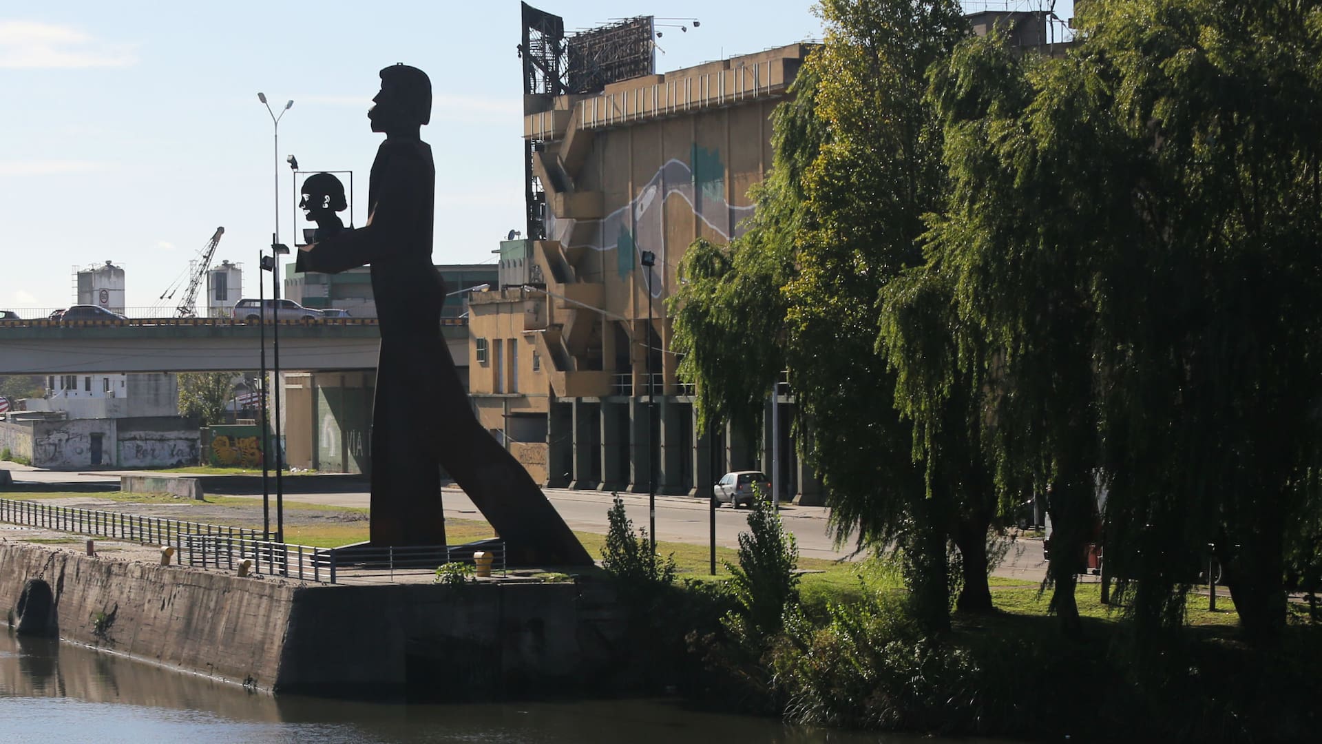 El Coloso, el oxidado gigante peronista que sostiene a Evita a orillas del Riachuelo