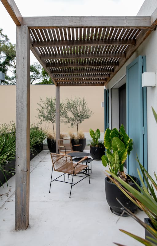 Un paisajismo exuberante y muchos espacios verdes le dan espíritu de vacaciones a esta casa de San Fernando