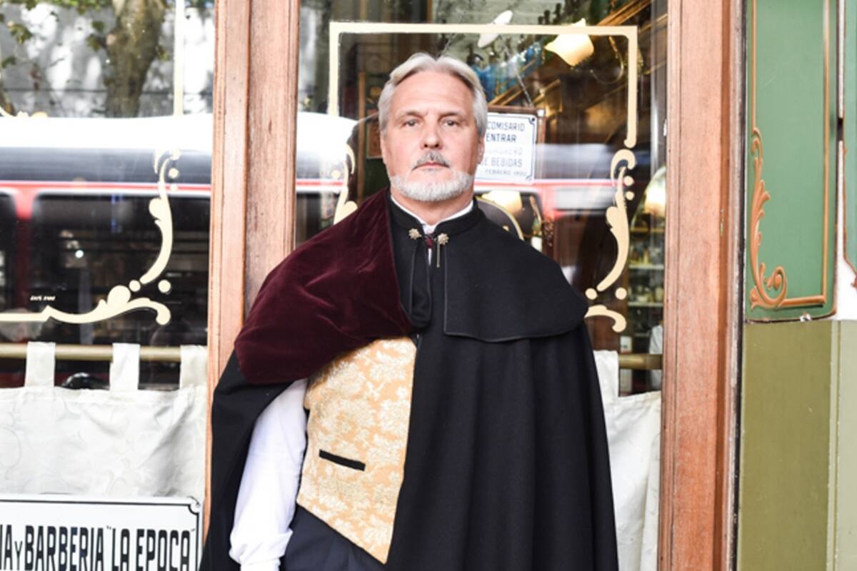 La barbería museo de Caballito que evoca el pasado y es atendida por un Conde