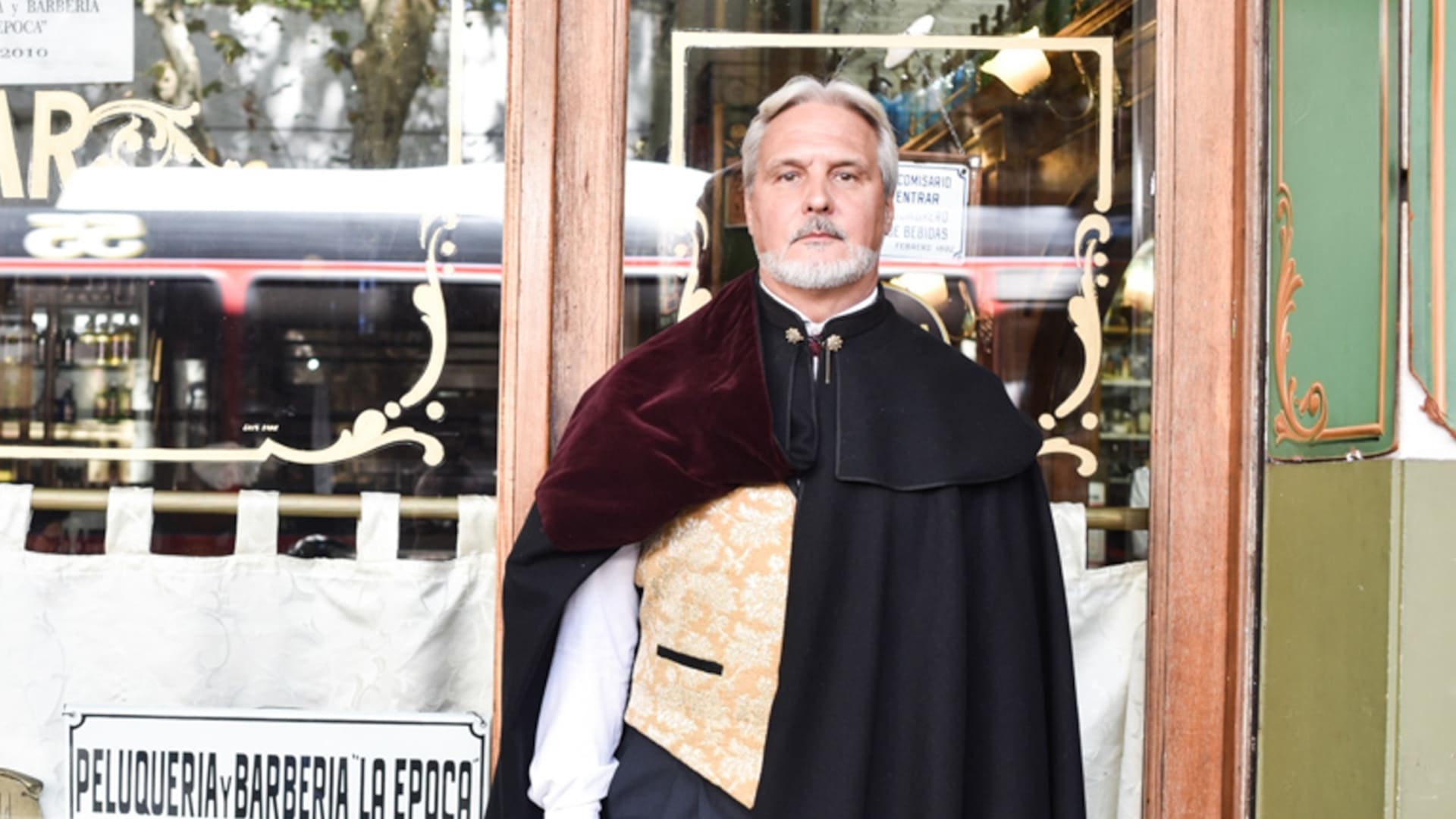 La barbería museo de Caballito que evoca el pasado y es atendida por un Conde
