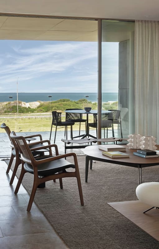 En un departamento de Punta del Este, Joanne Cattarossi propone un interiorismo impecable y de uso casi permanente
