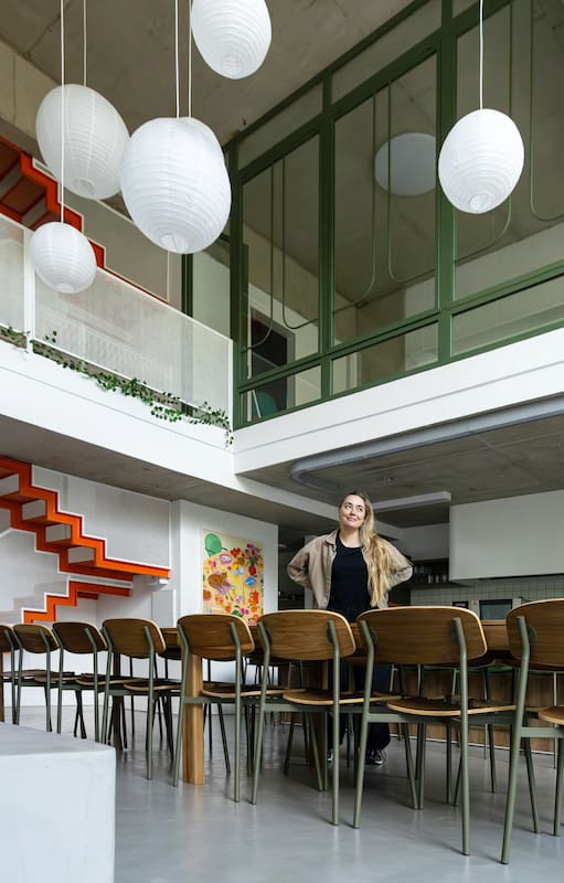 Estudió diplomacia, cambió de rumbo, y diseñó un luminoso estudio gastronómico sobre la base de un ex piso de oficinas