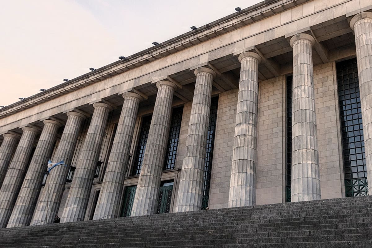 Facultad de Derecho: imágenes de un edificio monumental y polémico