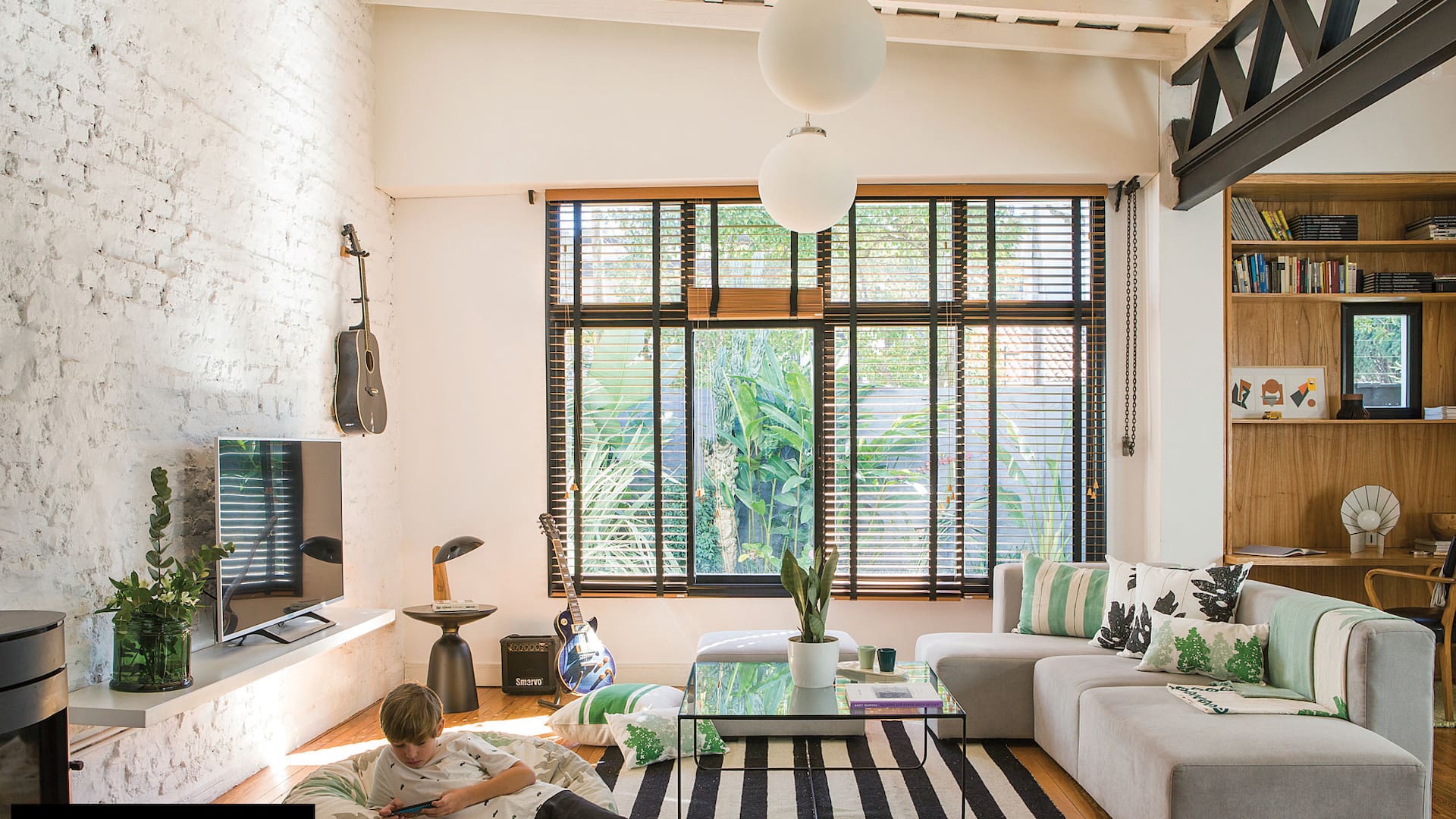 Reconoció el potencial de una casita inhabitable, la abrió a la luz y le dio una distribución actual