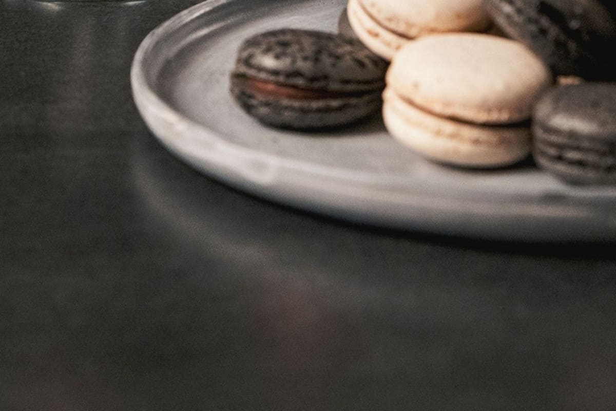 Receta de macarons franceses con cerveza y chocolate en blanco y negro