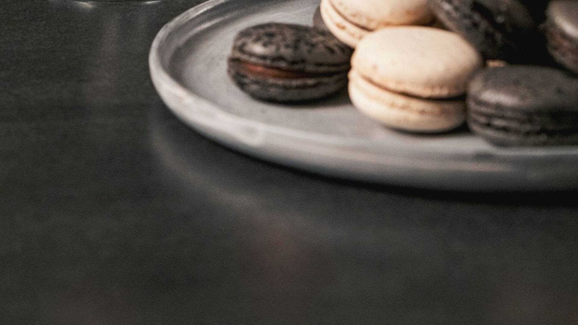 Receta de macarons franceses con cerveza y chocolate en blanco y negro