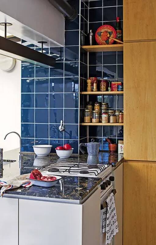 Muebles de cocina laqueados en color turquesa (De Otro Tiempo). Mesada y alzada de Silestone (Casa Bonacina). Bacha (Johnson Acero). Grifería (Franke). Piso de calcáreos (Moltrasio). Vajilla y macetas de cerámica hechas a mano (Ozono Cerámica).