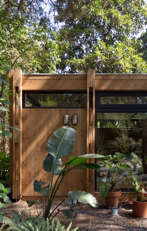 Mimetizado con la naturaleza: un refugio de madera de 50m2 que nació como sala de ensayo y se convirtió en vivienda familiar