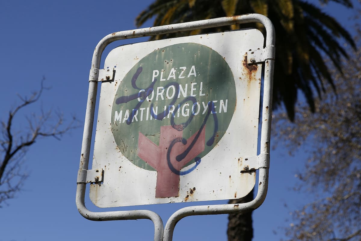 En Liniers hay una plaza con dos nombres: el de un militar radical y el de una madre de Plaza de Mayo