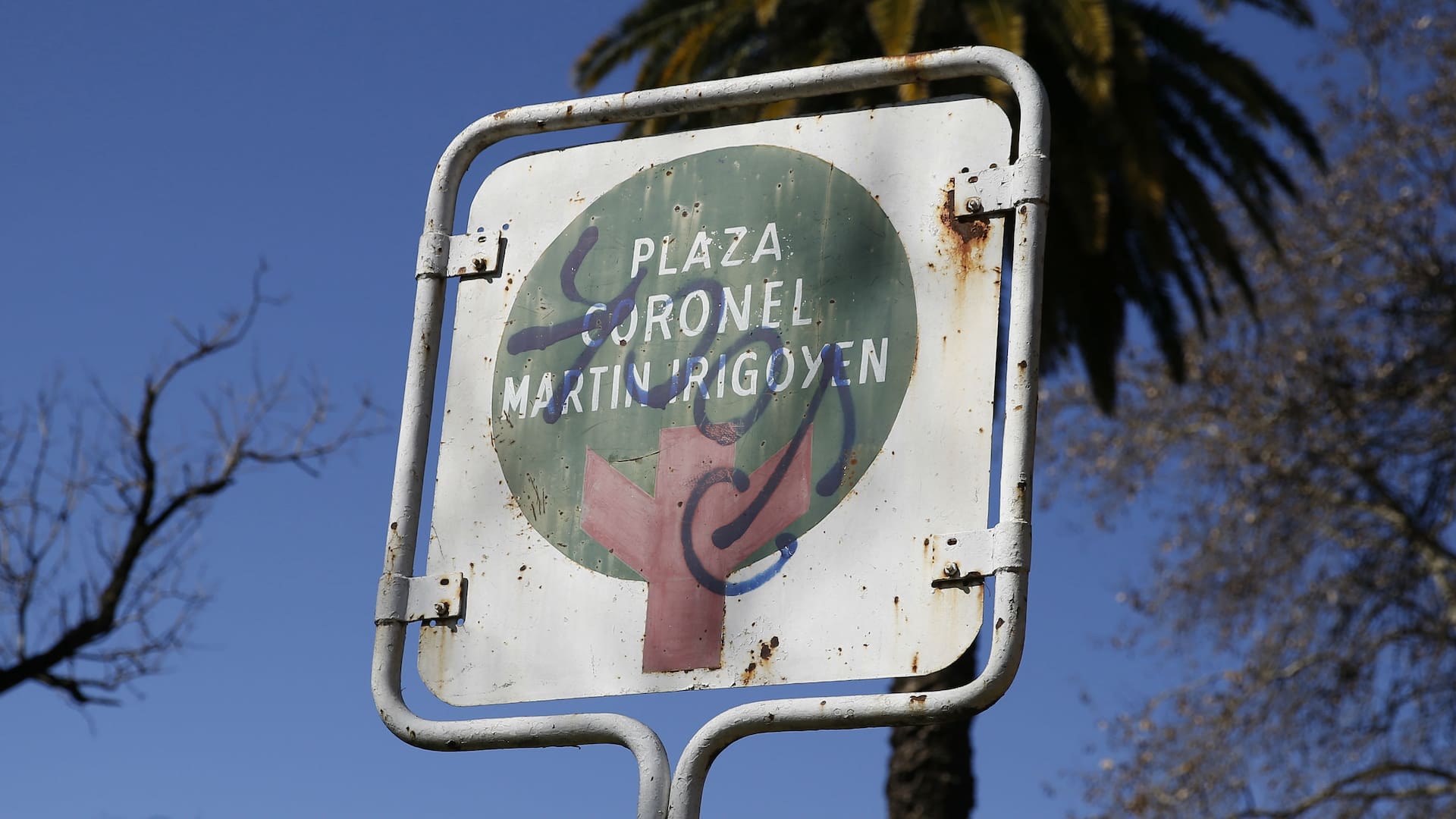 En Liniers hay una plaza con dos nombres: el de un militar radical y el de una madre de Plaza de Mayo