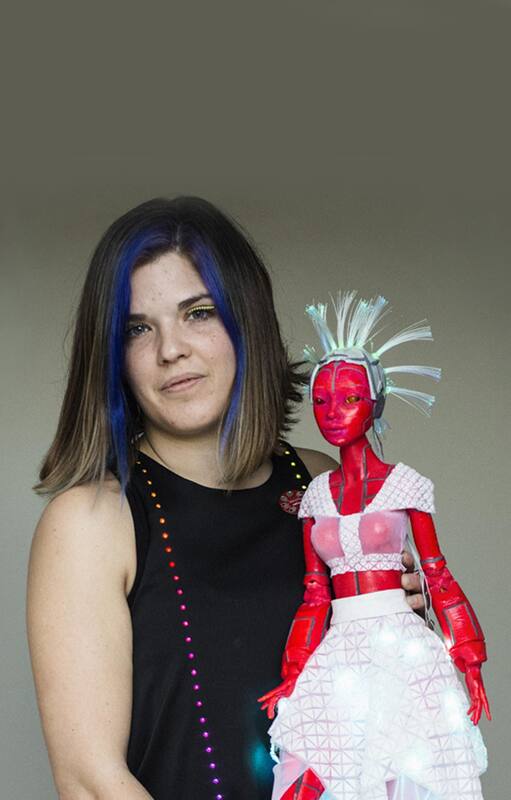 Es diseñadora y creó un proyecto de indumentaria con iluminación led