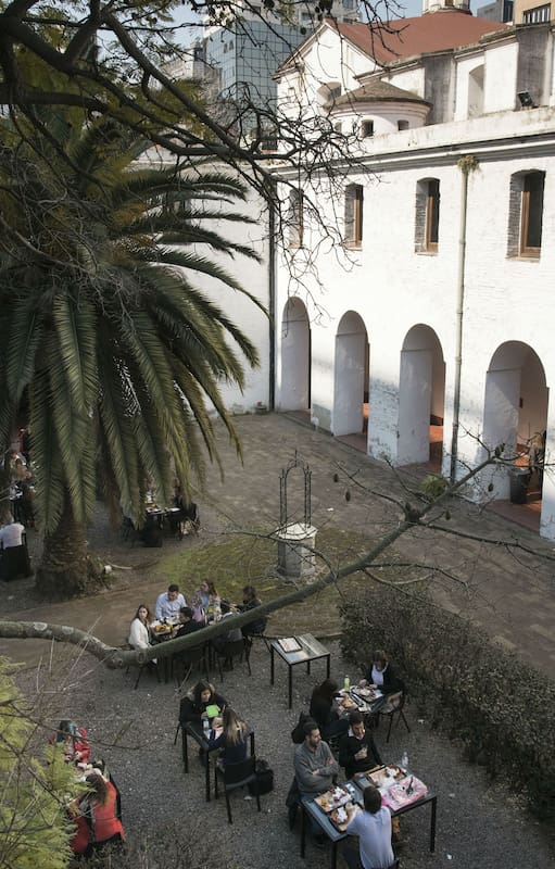Silencio y árboles: cómo es almorzar en un monasterio en pleno microcentro