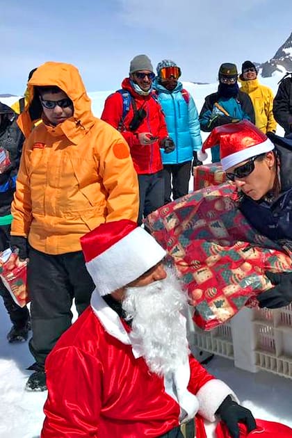 Papá Noel tuvo su primera escala en la Antártida: les llevó regalos a los chicos que viven en una base argentina