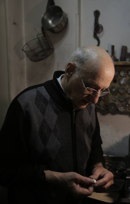 Artesano. El rey del botón que tiene 80 años y es todo un emblema de Flores