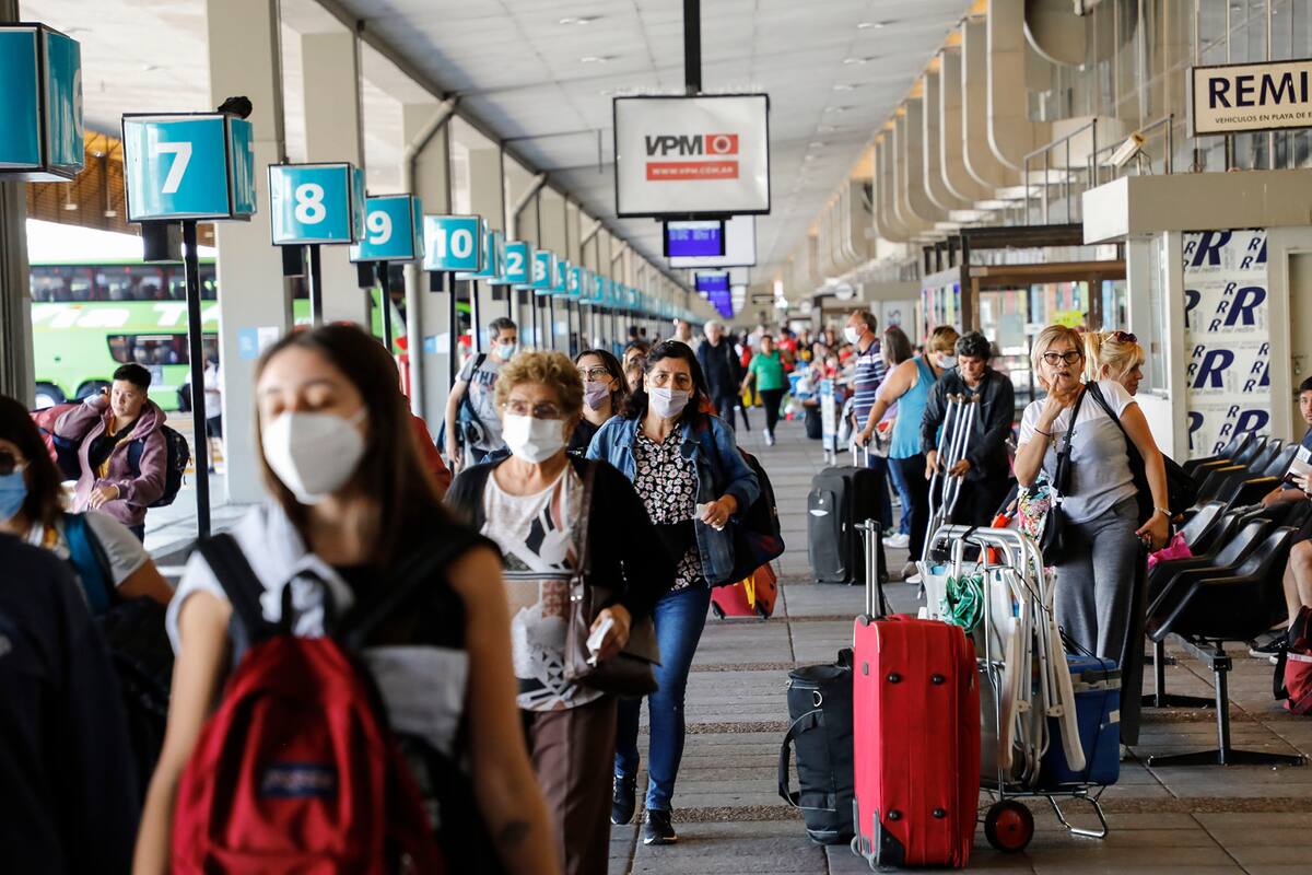 El día a día en Retiro, la estación que acaba de salir de una gran reforma: quejas, objetos fetiches y los secretos para viajar cómodo
