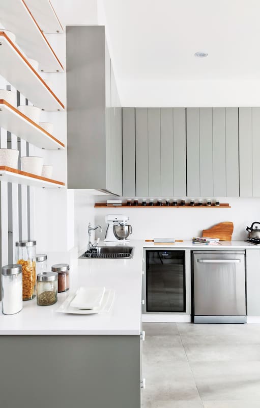 Receta infalible. Una cocina linda, simple y elegante hecha con materiales sencillos