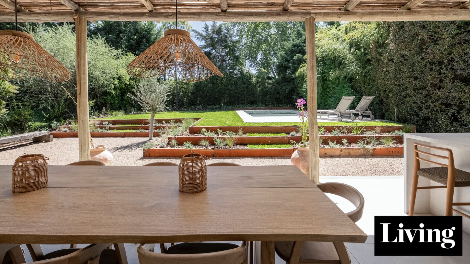 Más luz y mejores vistas: la reforma que abrió la cocina y el living de una casa familiar al jardín