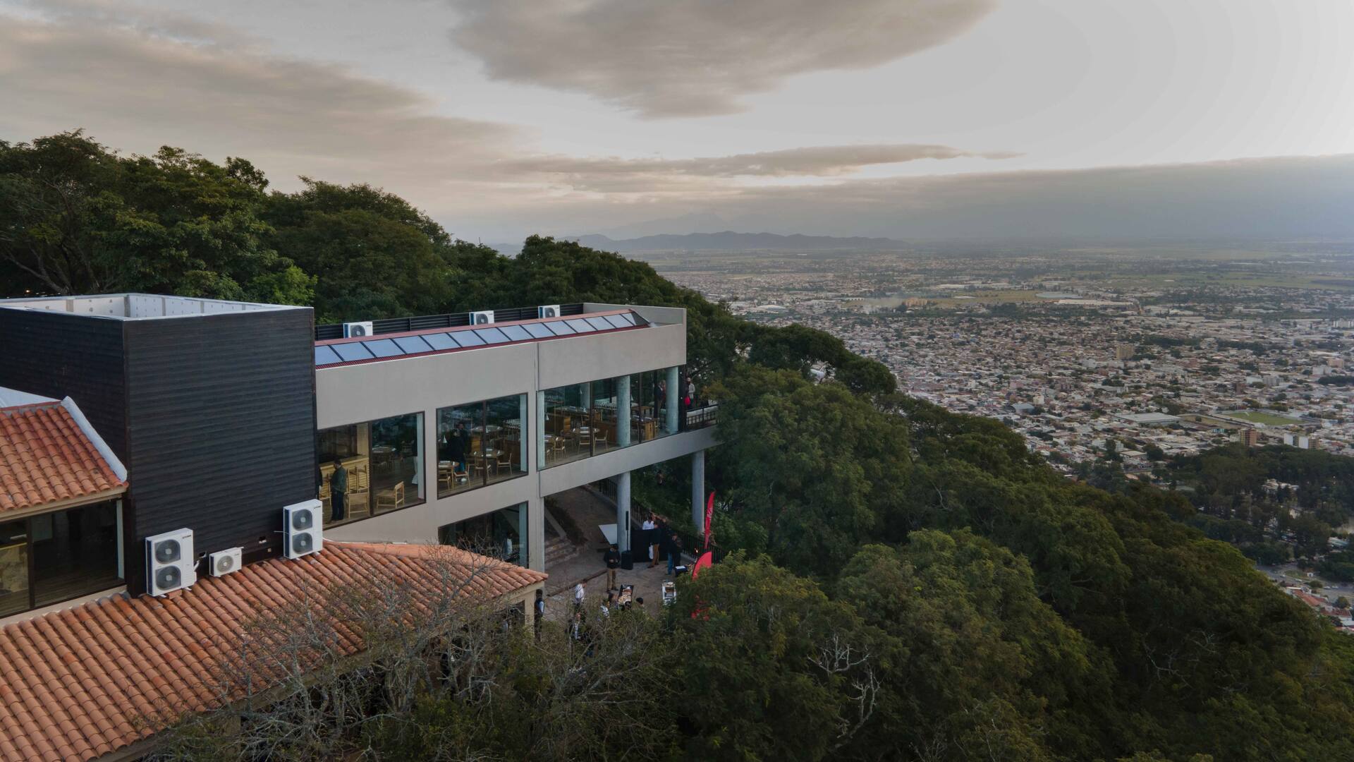 El chef que mudó su premiado y exclusivo restaurante porteño a la cima de un cerro en el norte