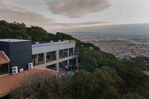 El chef que mudó su premiado y exclusivo restaurante porteño a la cima de un cerro en el norte