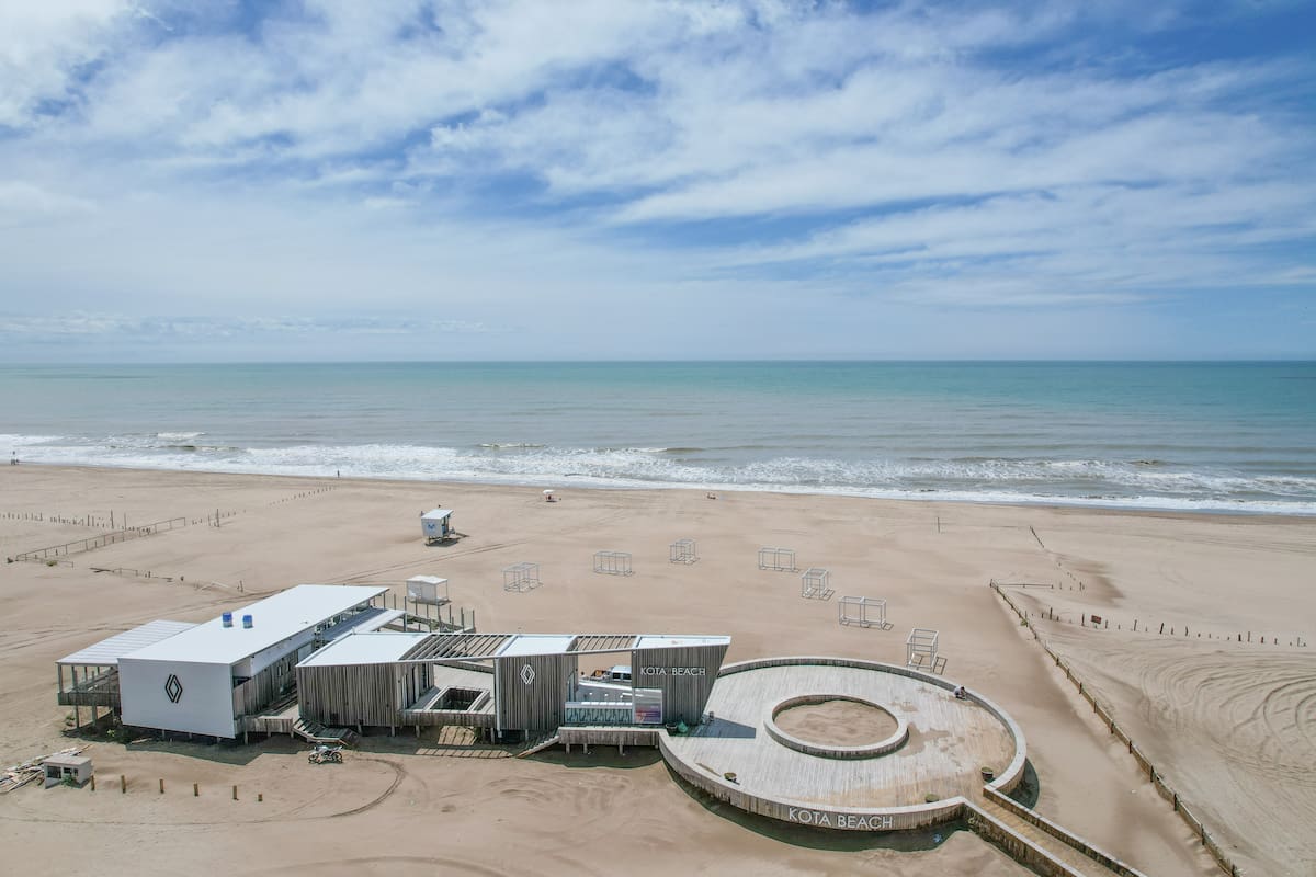 Detrás de un médano: el nuevo parador de moda en Pinamar, al que se llega caminando o en 4x4