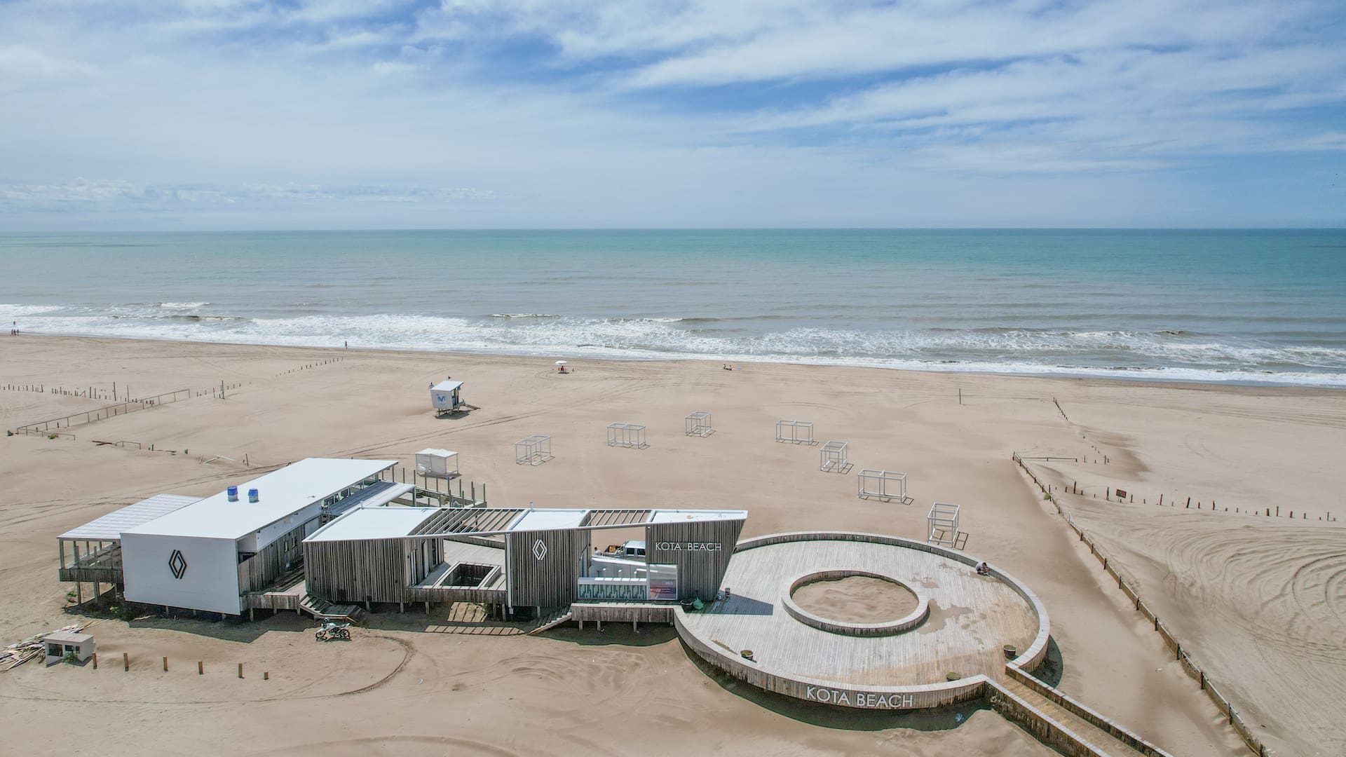 Detrás de un médano: el nuevo parador de moda en Pinamar, al que se llega caminando o en 4x4