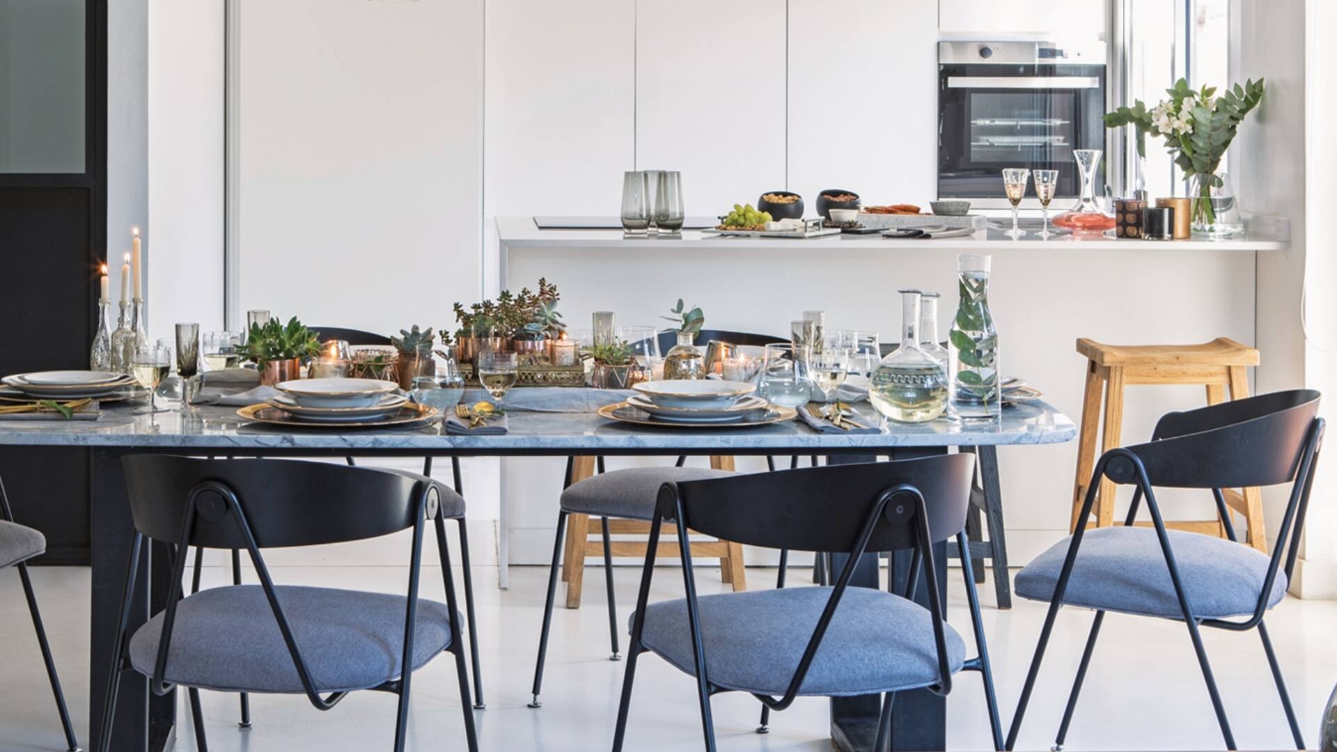 Celebración. Una cocina integrada brilla como escenario de una mesa elegante
