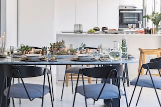 Celebración. Una cocina integrada brilla como escenario de una mesa elegante