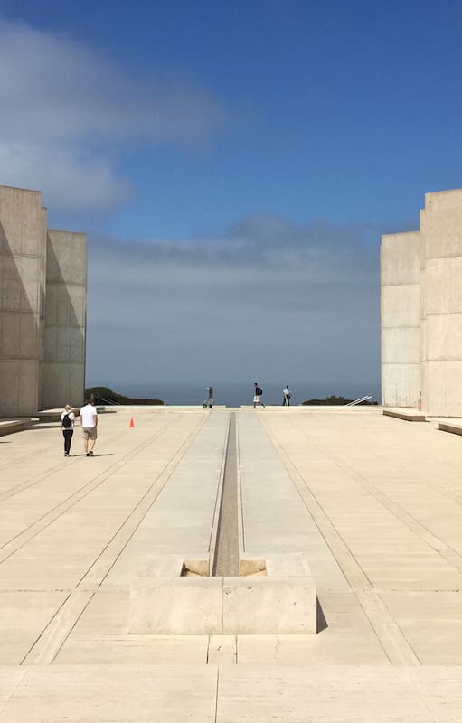 Quién fue el arquitecto paisajista que aconsejó a Louis Kahn no usar árboles ni pasto en el Instituto Salk