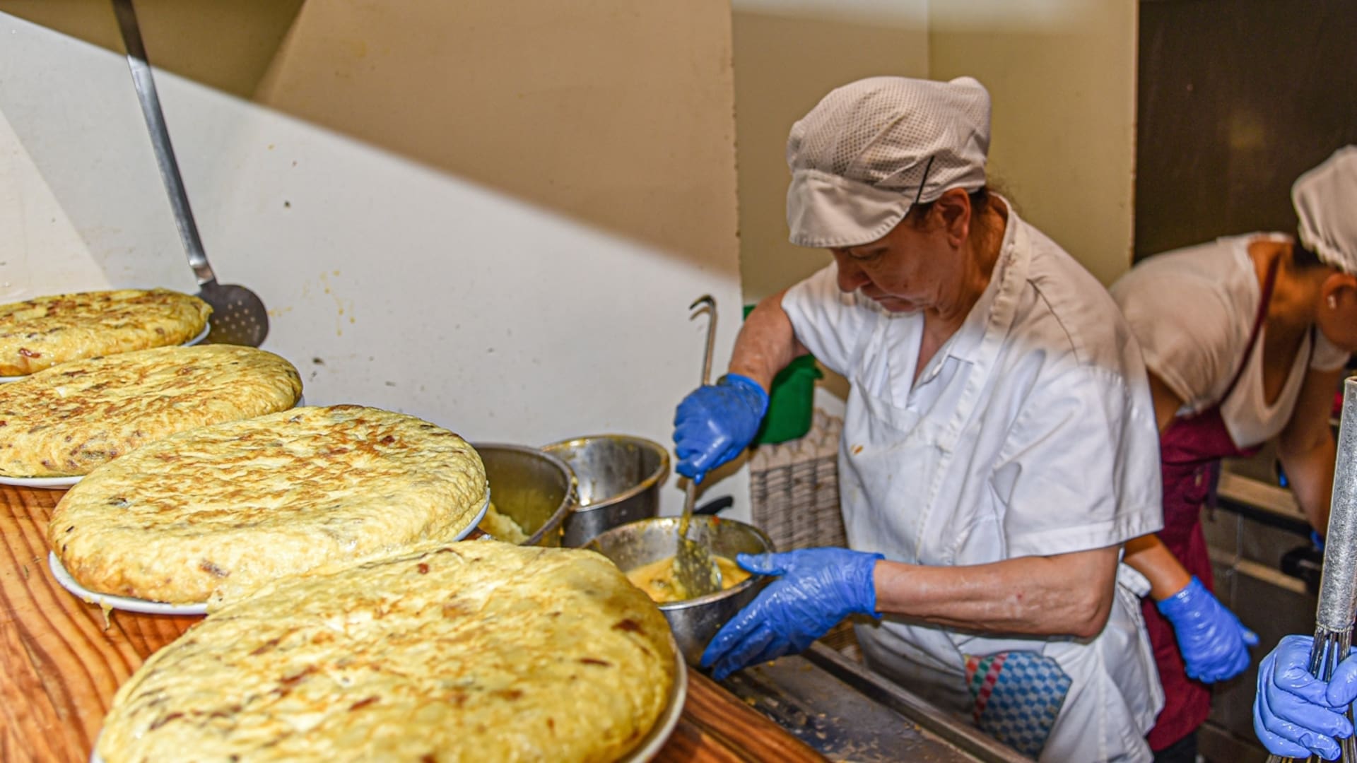 En este mercado preparan la mejor tortilla española... del mundo