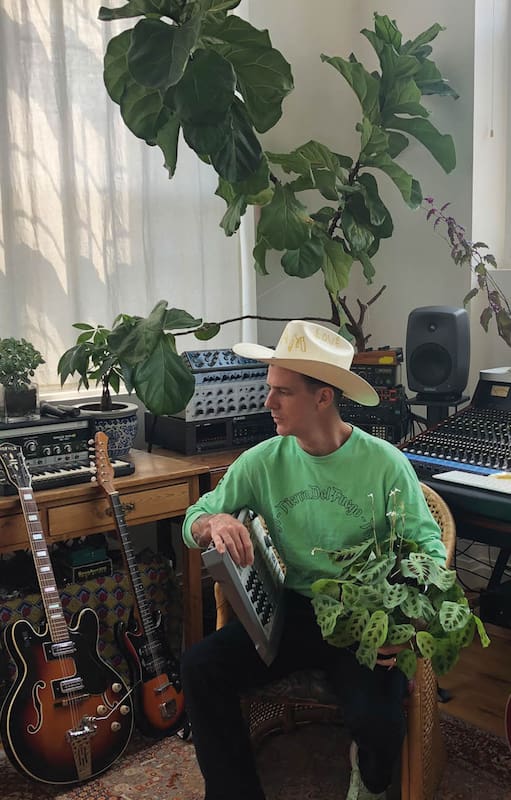 El artista argentino que, con tecnología, capta la energía de las plantas y la convierte en música