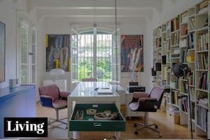Elegimos 15 espacios con muy buenas bibliotecas que dan ideas para trabajar cómodos en casa