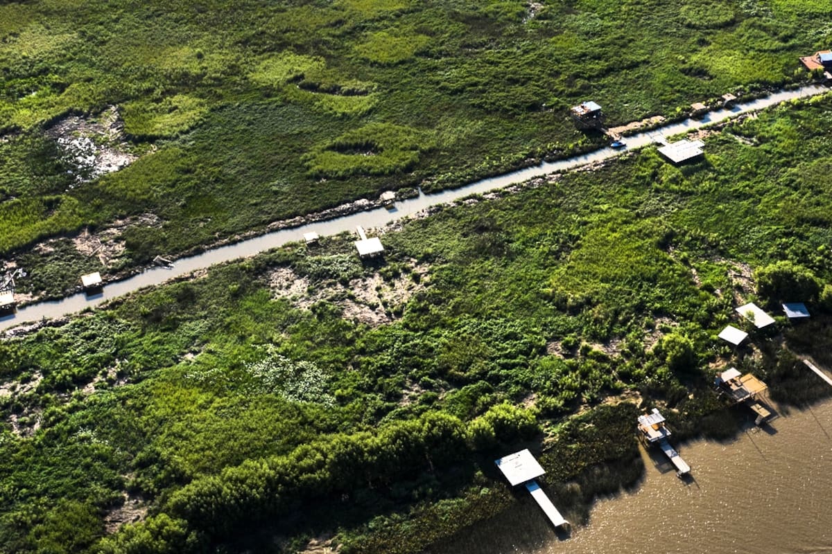 La increíble historia del hombre que vende las islas que nacieron frente a San Isidro