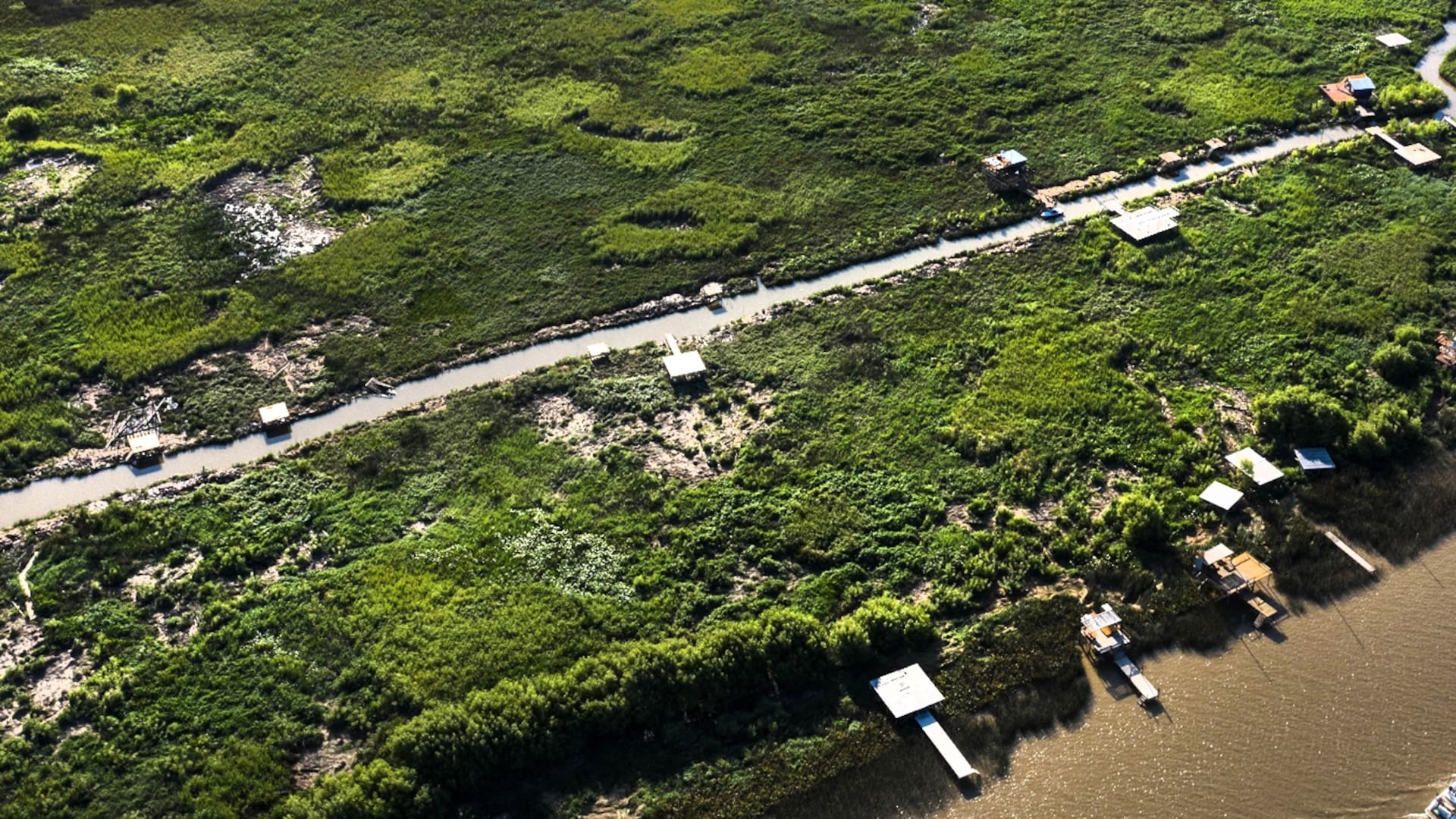 La increíble historia del hombre que vende las islas que nacieron frente a San Isidro
