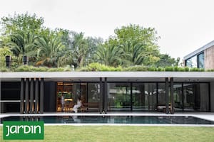 Cómo desafiar la forma y la falta de sol con ingenio y un diseño bien orgánico
